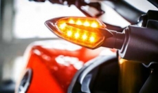 Cómo cambiar las lámparas de los intermitentes de la moto
