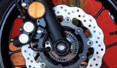 Cómo cambiar los discos de freno de tu moto y no morir en el intento